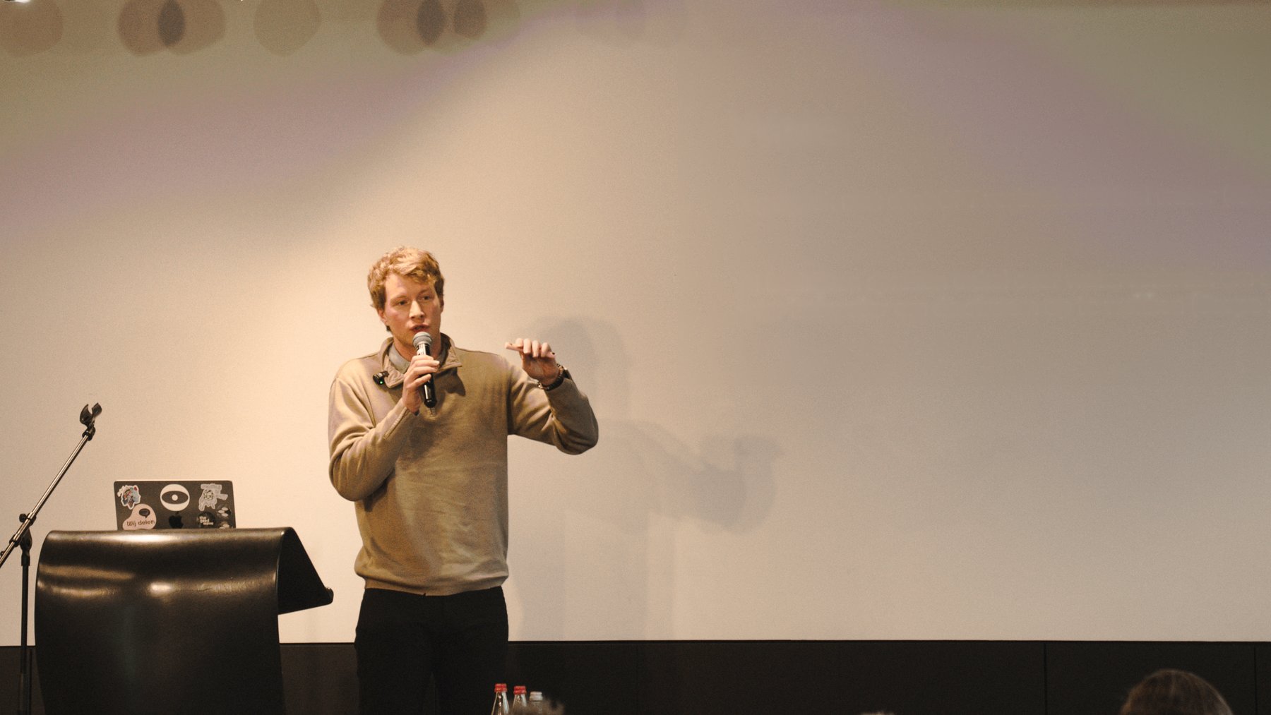 Dominiek Henckaerts aan het woord tijdens een keynote