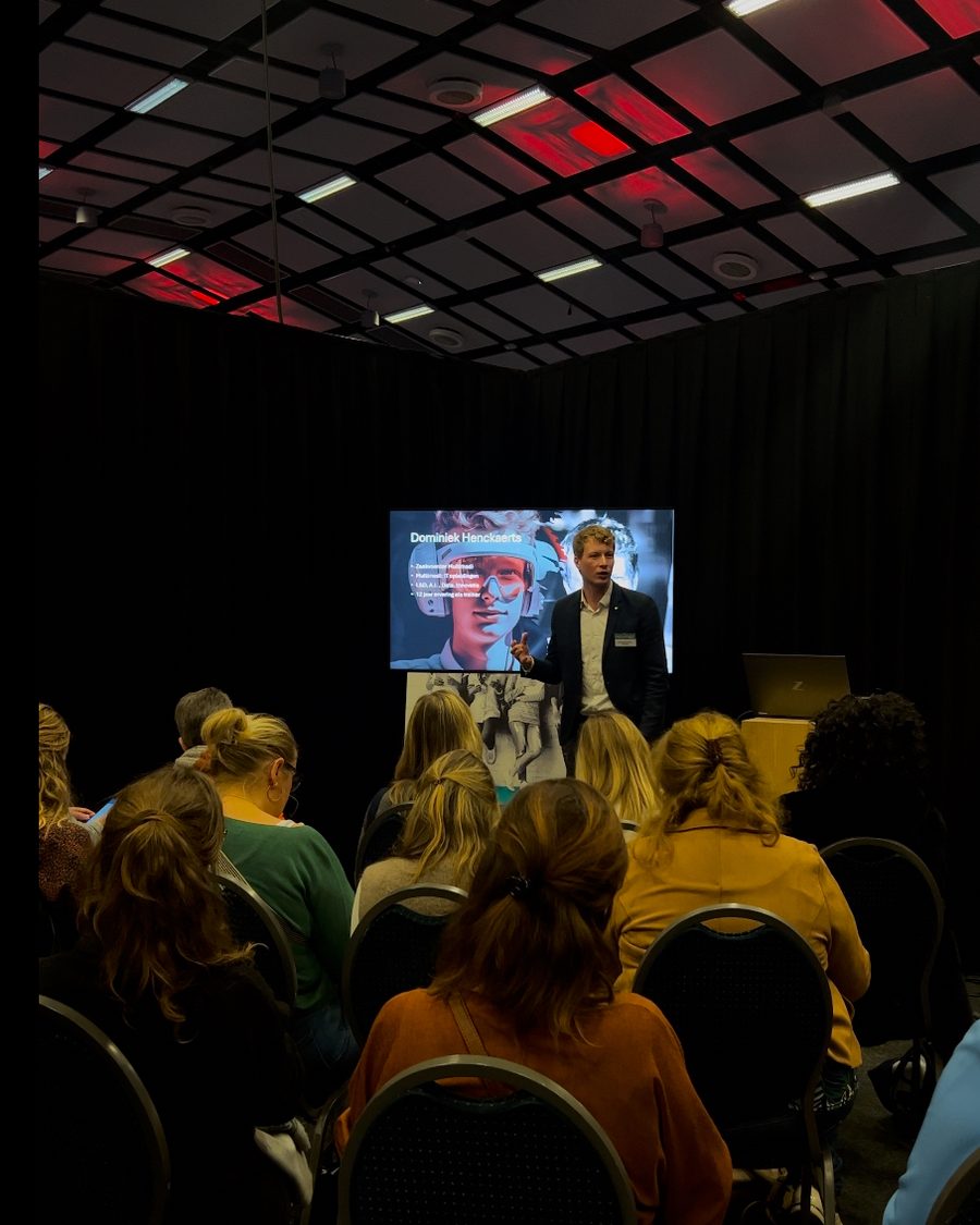 Dominiek Henckaerts spreekt voor een volle zaal
